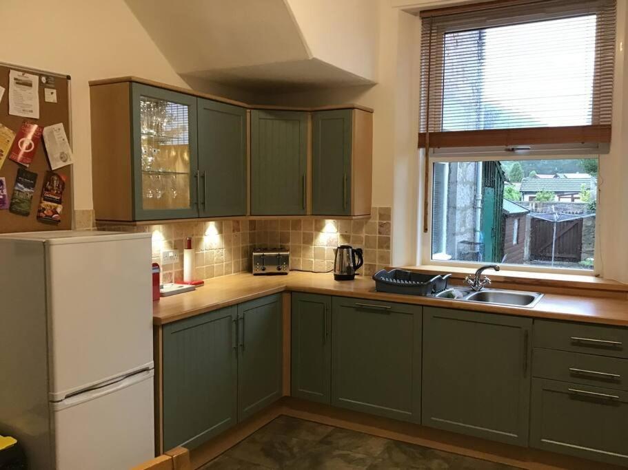 Spacious 2 Bedroom Flat In Heart Of Ballater Exterior photo